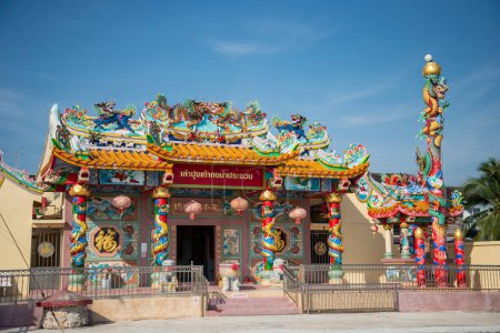 Téléchargez les photos : Le temple chinois et le sanctuaire Pu Thao Kong sur la route Beach dans la ville de Phrachuap Khiri Khan dans la province de Prachuap Khiri Khan en Thaïlande, Thaïlande, Prachuap Khiri Khan, décembre 2022 - en image libre de droit