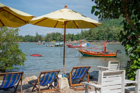 Téléchargez les photos : Une plage avec le paysage et la côte au parc forestier Khao Ta Mong Lai dans la ville de Phrachuap Khiri Khan dans la province de Prachuap Khiri Khan en Thaïlande, Thaïlande, Prachuap Khiri Khan, décembre 2022 - en image libre de droit