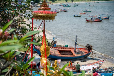 Téléchargez les photos : Le village de pêcheurs et le port d'Ao Noi près de la ville de Phrachuap Khiri Khan dans la province de Prachuap Khiri Khan en Thaïlande, Thaïlande, Prachuap Khiri Khan, décembre 2022 - en image libre de droit