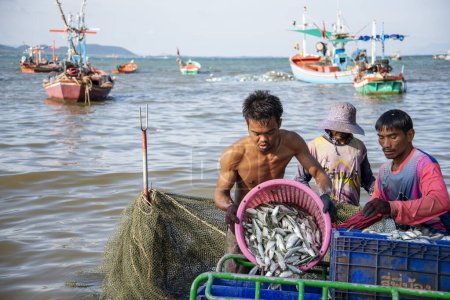 Téléchargez les photos : Pêcheurs dans le village de pêcheurs et le port d'Ao Noi près de la ville de Phrachuap Khiri Khan dans la province de Prachuap Khiri Khan en Thaïlande, Thaïlande, Prachuap Khiri Khan, Décembre, 2022 - en image libre de droit