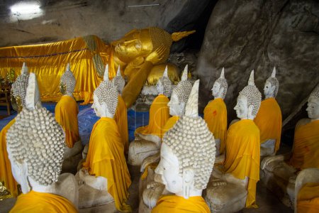 Foto de La Cueva de Buda Reclinada en el Wat Ao Noi cerca de la ciudad de Phrachuap Khiri Khan en la provincia de Prachuap Khiri Khan en Tailandia, Tailandia, Prachuap Khiri Khan, diciembre de 2022 - Imagen libre de derechos