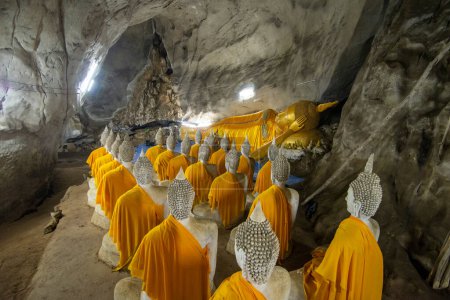 Téléchargez les photos : La grotte de Bouddha couché au Wat Ao Noi près de la ville de Phrachuap Khiri Khan dans la province de Prachuap Khiri Khan en Thaïlande, Thaïlande, Prachuap Khiri Khan, Décembre, 2022 - en image libre de droit
