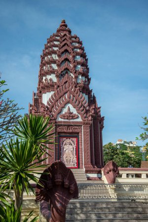 Foto de El santuario del pilar de la ciudad y la colina con el Wat Thammikaram Worawihan o Wat Khao Chong Krajok en la colina en la ciudad de Phrachuap Khiri Khan en la provincia de Prachuap Khiri Khan en Tailandia, Tailandia, Prachuap Khiri Khan, diciembre de 2022 - Imagen libre de derechos