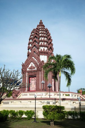 Foto de El pilar de la ciudad de Prachuap Khiri Khan Shrinein el casco antiguo de Phrachuap Khiri Khan en la provincia de Prachuap Khiri Khan en Tailandia, Tailandia, Prachuap Khiri Khan, diciembre de 2022 - Imagen libre de derechos