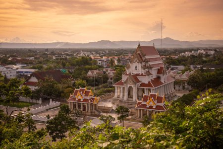 Foto de El paisaje con el Wat Thammikaram Mahathat Worawihan desde la colina en la ciudad de Phrachuap Khiri Khan en la provincia de Prachuap Khiri Khan en Tailandia, Tailandia, Prachuap Khiri Khan, diciembre de 2022 - Imagen libre de derechos