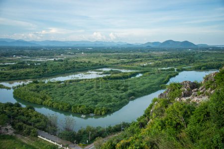 Foto de The View and Landscape from the Wat Thammikaram Mahathat Worawihan in the Town of Phrachuap Khiri Khan in the Province of Prachuap Khiri Khan in Thailand,  Thailand, Prachuap Khiri Khan, December, 2022 - Imagen libre de derechos