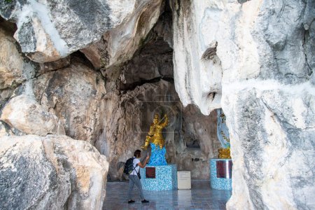Foto de The Cave at the Wat Thammikaram Mahathat Worawihan in the Town of Phrachuap Khiri Khan in the Province of Prachuap Khiri Khan in Thailand,  Thailand, Prachuap Khiri Khan, December, 2022 - Imagen libre de derechos