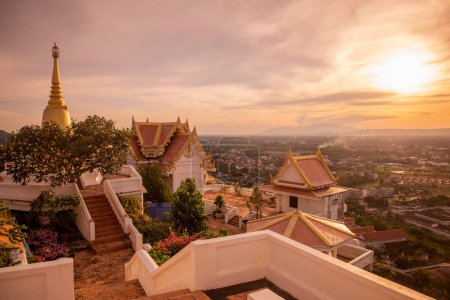 Téléchargez les photos : Le Wat Thammikaram Mahathat Worawihan dans la ville de Phrachuap Khiri Khan dans la province de Prachuap Khiri Khan en Thaïlande, Thaïlande, Prachuap Khiri Khan, décembre 2022 - en image libre de droit