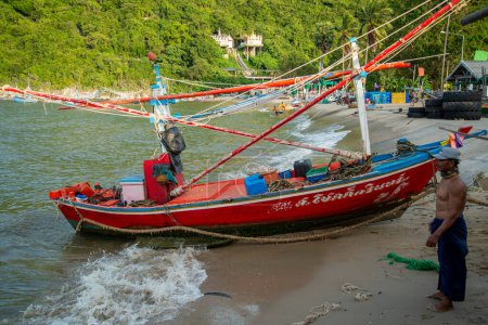 Téléchargez les photos : Le village de pêcheurs et le port d'Ao Noi près de la ville de Phrachuap Khiri Khan dans la province de Prachuap Khiri Khan en Thaïlande, Thaïlande, Prachuap Khiri Khan, décembre 2022 - en image libre de droit