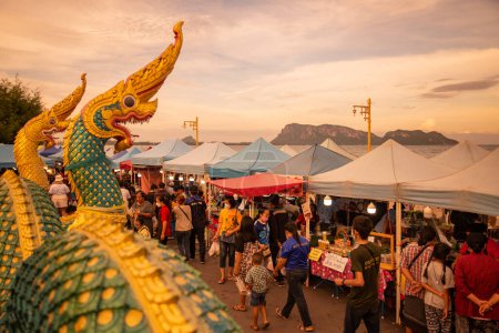 Téléchargez les photos : Le marché de nuit dans la ville de Phrachuap Khiri Khan dans la province de Prachuap Khiri Khan en Thaïlande, Thaïlande, Prachuap Khiri Khan, décembre 2022 - en image libre de droit
