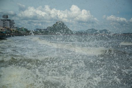 Téléchargez les photos : Tempête et changement de temps à la plage et vue sur la route Beach dans la ville de Phrachuap Khiri Khan dans la province de Prachuap Khiri Khan en Thaïlande, Thaïlande, Prachuap Khiri Khan, Décembre, 2022 - en image libre de droit
