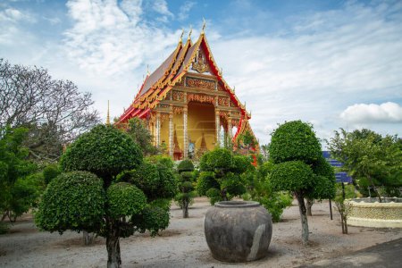Téléchargez les photos : Le Wat Khlong Wan ou Phra Aram Luang dans le village de Tabon Khlong Wan près de la ville de Phrachuap Khiri Khan dans la province de Prachuap Khiri Khan en Thaïlande, Thaïlande, Prachuap Khiri Khan, décembre 2022 - en image libre de droit