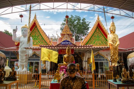 Téléchargez les photos : Le Wat Khlong Wan ou Phra Aram Luang dans le village de Tabon Khlong Wan près de la ville de Phrachuap Khiri Khan dans la province de Prachuap Khiri Khan en Thaïlande, Thaïlande, Prachuap Khiri Khan, décembre 2022 - en image libre de droit