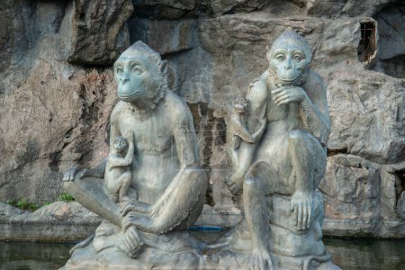 Téléchargez les photos : Monument aux Singes dans la ville de Phrachuap Khiri Khan dans la province de Prachuap Khiri Khan en Thaïlande, Thaïlande, Prachuap Khiri Khan, décembre 2022 - en image libre de droit