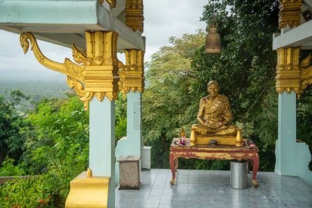 Téléchargez les photos : Une figure moine dorée à la montagne Khao Thong Chai dans la ville de Ban Krut dans la province de Prachuap Khiri Khan en Thaïlande, Thaïlande, Ban Krut, décembre 2022 - en image libre de droit