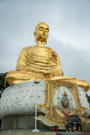 Foto de Una figura dorada de Buda en la montaña Khao Thong Chai en la ciudad de Ban Krut en la provincia de Prachuap Khiri Khan en Tailandia, Tailandia, Ban Krut, diciembre de 2022 - Imagen libre de derechos