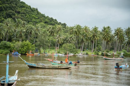 Téléchargez les photos : Fishingboat at the Bo Thong Lang Bay and Beach at the Town of Bang Saphan in the Province of Prachuap Khiri Khan in Thailand,  Thailand, Bang Saphan, December, 2022 - en image libre de droit