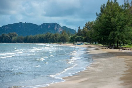 Foto de El paisaje de la playa y la costa en la bahía del delfín en el sombrero Sam Roi Yot en la provincia de Prachuap Khiri Khan en Tailandia, Tailandia, Hua Hin, diciembre de 2022 - Imagen libre de derechos