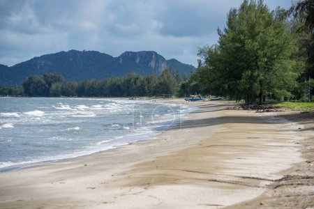 Téléchargez les photos : Le paysage de la plage et de la côte à Dolphin Bay au chapeau Sam Roi Yot dans la province de Prachuap Khiri Khan en Thaïlande, Thaïlande, Hua Hin, décembre 2022 - en image libre de droit