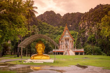 Foto de El templo de Wat Khao Daeng en la aldea de Khao Daeng en el sombrero Sam Roi Yot en la provincia de Prachuap Khiri Khan en Tailandia, Tailandia, Hua Hin, noviembre de 2022 - Imagen libre de derechos