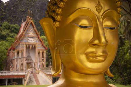 Foto de El templo de Wat Khao Daeng en la aldea de Khao Daeng en el sombrero Sam Roi Yot en la provincia de Prachuap Khiri Khan en Tailandia, Tailandia, Hua Hin, noviembre de 2022 - Imagen libre de derechos