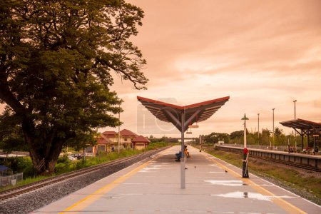 Foto de La estación ferroviaria de Pranburi en la ciudad de Pranburi en la provincia de Prachuap Khiri Khan en Tailandia, Tailandia, Hua Hin, diciembre de 2022 - Imagen libre de derechos