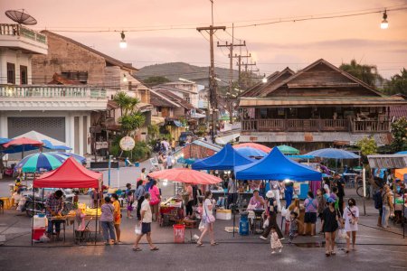 Foto de El mercado del sábado en la calle peatonal en el casco antiguo de Pranburi en la provincia de Prachuap Khiri Khan en Tailandia, Tailandia, Hua Hin, diciembre de 2022 - Imagen libre de derechos
