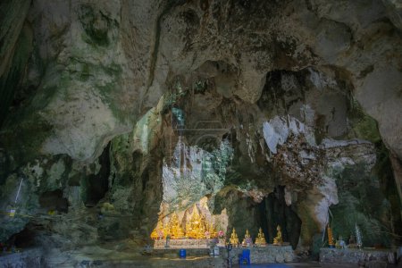 Foto de Monasterio de Tham Phra Prathun en la aldea de Khao Daeng en el Sombrero Sam Roi Yot en la provincia de Prachuap Khiri Khan en Tailandia, Tailandia, Hua Hin, noviembre de 2022 - Imagen libre de derechos