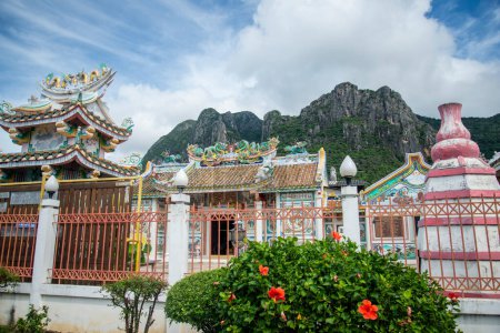 Foto de El templo chino de Wat Je Rui Imyi en el pantano de Lotus Sam Roi Yot cerca de la aldea de Kui Buri en el sombrero Sam Roi Yot en la provincia de Prachuap Khiri Khan en Tailandia, Tailandia, Hua Hin, noviembre de 2022 - Imagen libre de derechos