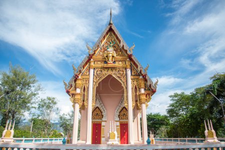 Foto de The Wood Temple and Wat Sam Roi Yot near the Village of Kui Buri at the Hat Sam Roi Yot in the Province of Prachuap Khiri Khan in Thailand,  Thailand, Hua Hin, November, 2022 - Imagen libre de derechos