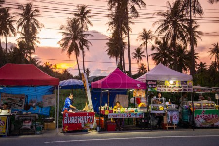 Téléchargez les photos : Un marché de nuit sur la côte et Palmtree Plantation sur la plage de Hat Pak Nam Pran soigné la ville de Pranburi dans la province de Prachuap Khiri Khan en Thaïlande, Thaïlande, Hua Hin, Novembre, 2022 - en image libre de droit