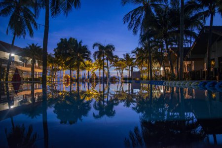 Foto de Una mañana en la piscina del Dolphin Bay Resort con el paisaje de la playa y la costa en Dolphin Bay en el Sombrero Sam Roi Yot en la provincia de Prachuap Khiri Khan en Tailandia, Tailandia, Hua Hin, diciembre de 2022 - Imagen libre de derechos