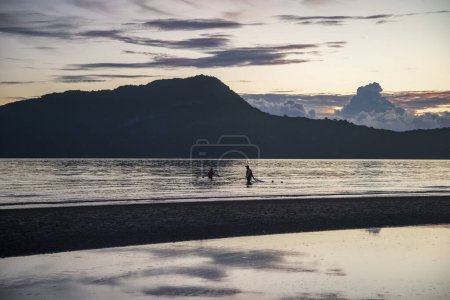Foto de A Pescadores trabajando en el Paisaje de la Playa y la Costa en la Bahía de los Delfines en el Sombrero Sam Roi Yot en la Provincia de Prachuap Khiri Khan en Tailandia, Tailandia, Hua Hin, diciembre de 2022 - Imagen libre de derechos