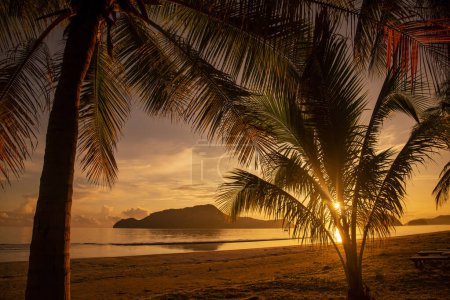Téléchargez les photos : Une matinée avec le paysage de la plage et de la côte à Dolphin Bay au chapeau Sam Roi Yot dans la province de Prachuap Khiri Khan en Thaïlande, Thaïlande, Hua Hin, Décembre, 2022 - en image libre de droit
