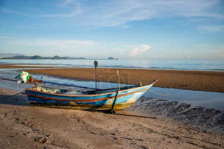 Foto de Un barco de pesca por la mañana con el paisaje de la playa y la costa en la bahía del delfín en el sombrero Sam Roi Yot en la provincia de Prachuap Khiri Khan en Tailandia, Tailandia, Hua Hin, diciembre de 2022 - Imagen libre de derechos