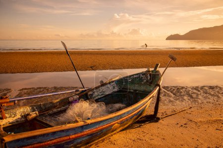 Téléchargez les photos : Un bateau de pêche le matin avec le paysage de la plage et de la côte à Dolphin Bay au chapeau Sam Roi Yot dans la province de Prachuap Khiri Khan en Thaïlande, Thaïlande, Hua Hin, Décembre, 2022 - en image libre de droit