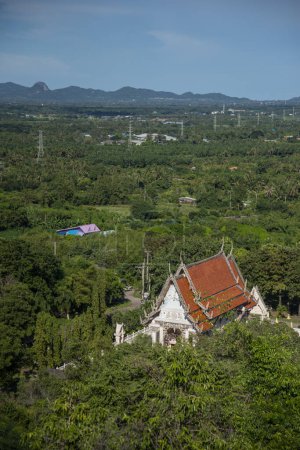 Foto de La vista en Wat Khao Khiao cerca de la ciudad de Pranburi cerca de la ciudad de Hua Hin en la provincia de Prachuap Khiri Khan en Tailandia, Tailandia, Hua Hin, diciembre de 2022 - Imagen libre de derechos