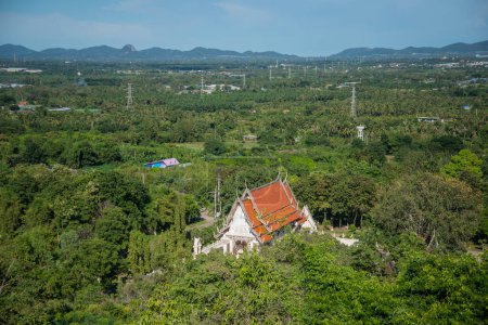 Foto de La vista en Wat Khao Khiao cerca de la ciudad de Pranburi cerca de la ciudad de Hua Hin en la provincia de Prachuap Khiri Khan en Tailandia, Tailandia, Hua Hin, diciembre de 2022 - Imagen libre de derechos