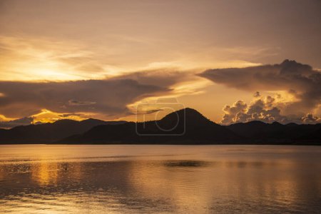 Téléchargez les photos : Le paysage et la nature au barrage de Pran Buri ou à Mae Nam Pran Buri près de la ville de Pranburi près de la ville de Hua Hin dans la province de Prachuap Khiri Khan en Thaïlande, Thaïlande, Hua Hin, décembre 2022 - en image libre de droit