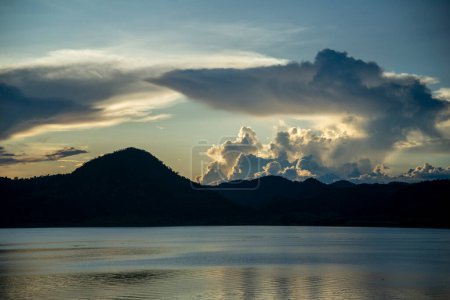 Foto de El paisaje y la naturaleza en la presa de Pran Buri o Mae Nam Pran Buri cerca de la ciudad de Pranburi cerca de la ciudad de Hua Hin en la provincia de Prachuap Khiri Khan en Tailandia, Tailandia, Hua Hin, diciembre de 2022 - Imagen libre de derechos
