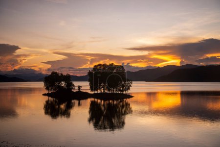 Téléchargez les photos : Le paysage et la nature au barrage de Pran Buri ou à Mae Nam Pran Buri près de la ville de Pranburi près de la ville de Hua Hin dans la province de Prachuap Khiri Khan en Thaïlande, Thaïlande, Hua Hin, décembre 2022 - en image libre de droit