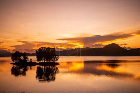 Foto de El paisaje y la naturaleza en la presa de Pran Buri o Mae Nam Pran Buri cerca de la ciudad de Pranburi cerca de la ciudad de Hua Hin en la provincia de Prachuap Khiri Khan en Tailandia, Tailandia, Hua Hin, diciembre de 2022 - Imagen libre de derechos