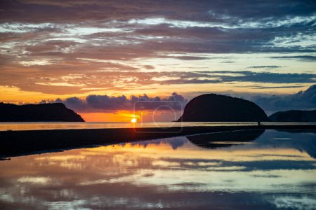 Foto de Una mañana con el paisaje de la playa y la costa en Dolphin Bay en el sombrero Sam Roi Yot en la provincia de Prachuap Khiri Khan en Tailandia, Tailandia, Hua Hin, diciembre de 2022 - Imagen libre de derechos