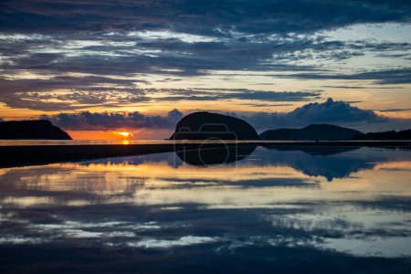 Téléchargez les photos : Une matinée avec le paysage de la plage et de la côte à Dolphin Bay au chapeau Sam Roi Yot dans la province de Prachuap Khiri Khan en Thaïlande, Thaïlande, Hua Hin, Décembre, 2022 - en image libre de droit