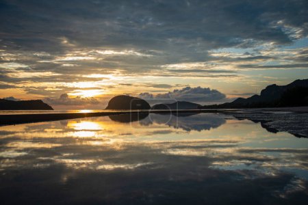 Foto de Una mañana con el paisaje de la playa y la costa en Dolphin Bay en el sombrero Sam Roi Yot en la provincia de Prachuap Khiri Khan en Tailandia, Tailandia, Hua Hin, diciembre de 2022 - Imagen libre de derechos