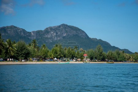 Foto de El paisaje de la playa y la costa en la bahía del delfín en el sombrero Sam Roi Yot en la provincia de Prachuap Khiri Khan en Tailandia, Tailandia, Hua Hin, diciembre de 2022 - Imagen libre de derechos