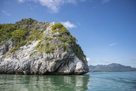 Téléchargez les photos : L'île Ko Kho Ram dans le paysage et la côte à Dolphin Bay au chapeau Sam Roi Yot dans la province de Prachuap Khiri Khan en Thaïlande, Thaïlande, Hua Hin, décembre 2022 - en image libre de droit