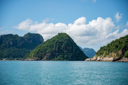 Foto de The Hills of Tham Kaeo and Phraya Nakhon in the Landscape and Coast at Dolphin Bay at the Hat Sam Roi Yot in the Province of Prachuap Khiri Khan in Thailand,  Thailand, Hua Hin, December, 2022 - Imagen libre de derechos