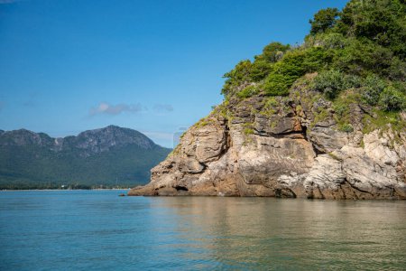 Foto de La isla Ko Kho Ram en el paisaje y la costa en la bahía de los delfines en el sombrero Sam Roi Yot en la provincia de Prachuap Khiri Khan en Tailandia, Tailandia, Hua Hin, diciembre de 2022 - Imagen libre de derechos