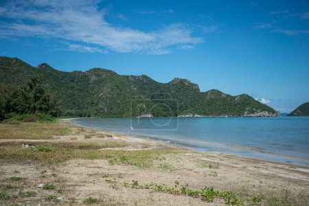 Foto de La playa y el paisaje de la playa de Bang Pu en Phraya Nakhon en el Parque Nacional Sam Roi Yot en la provincia de Prachuap Khiri Khan en Tailandia, Tailandia, Hua Hin, diciembre de 2022 - Imagen libre de derechos